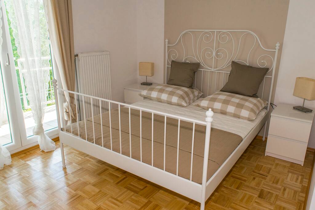 the beige sleeping room
bed is 1,60mx2m