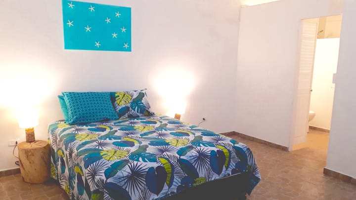 Nová izba s manželskou posteľou, talianskym sdd, oknom so sieťou proti komárom a bezpečnostnou ochranou, jedálenským kútom s rýchlovarnou kanvicou, kávou/čajom, chladničkou a stropným ventilátorom.
