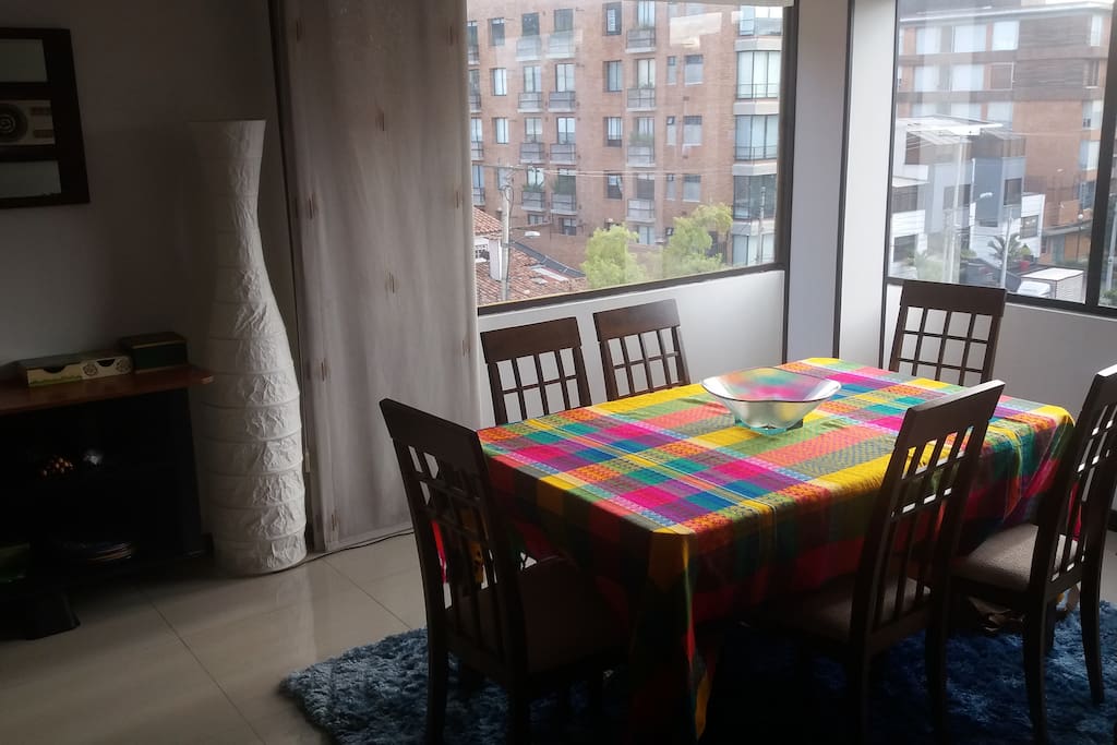 Comedor con acogedora vista matutina