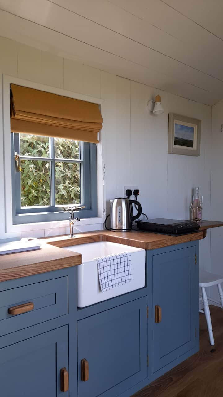 Seaview Shepherd's Hut With Ensuite And Woodburner - Tintagel