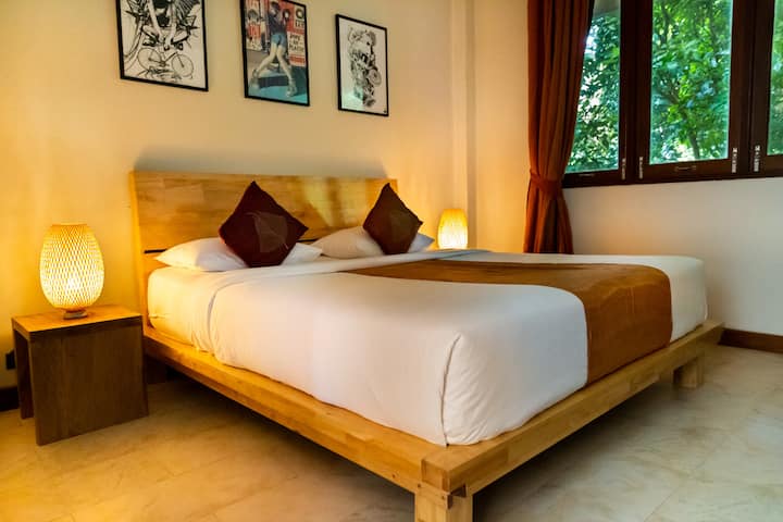 غرفة نوم ثانية بسرير بحجم كبير ومكيف هواء وحمام داخلي