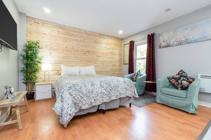 Beautiful Condo Near Downtown Ottawa with Parking