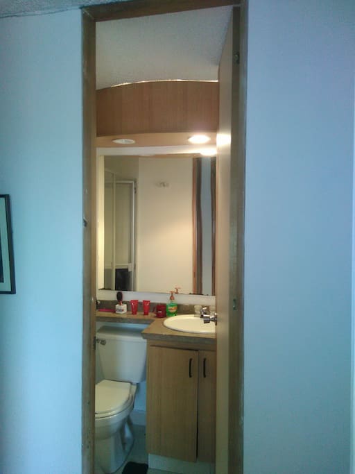 baño uso unico de la habitacion, pero queda afuera en el hall