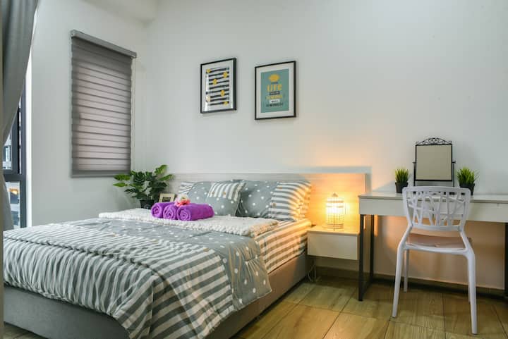 标准双人床卧室。在马来西亚度过漫长的一天后，是您放松身心的最佳场所。 此房源也适合乘坐往返吉隆坡国际机场（ KLIA ）或吉隆坡第二国际机场（ KLIA2 ）的人士。