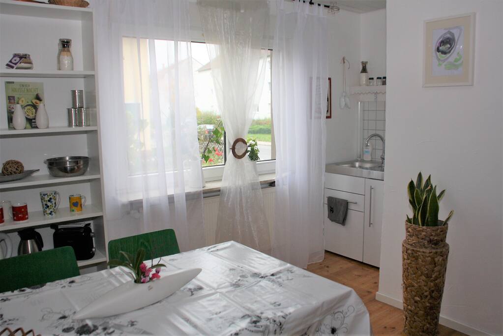 Essbereich mit Pantry-Küche