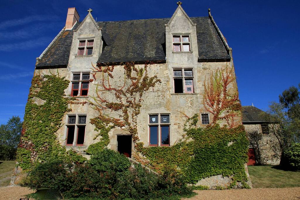 Façade et fenêtres à meneaux