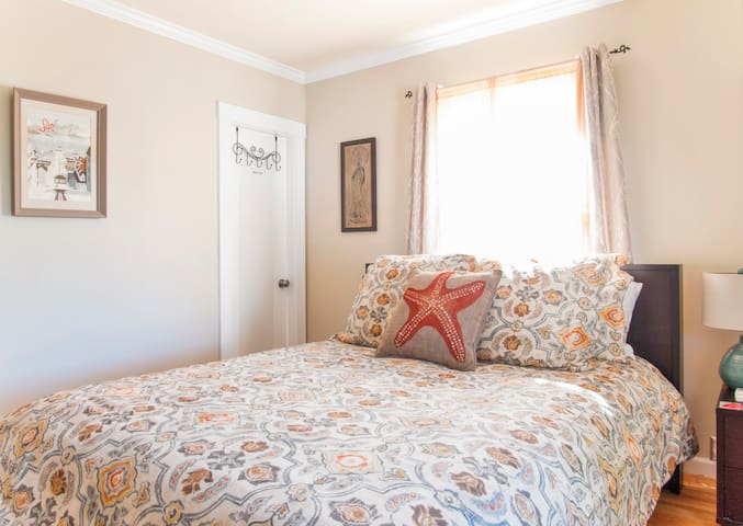 Cozy Room in California Cottage