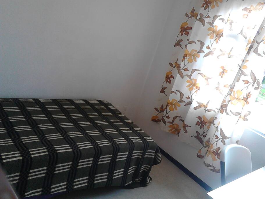 LA HABITACION INCLUYE CAMA INDIVIDUAL, ARMARIO, ESPEJO, SILLA Y ESCRITORIO.