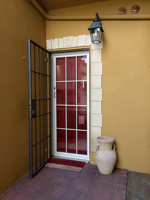 La porta d'ingresso su una piccola corte interna.