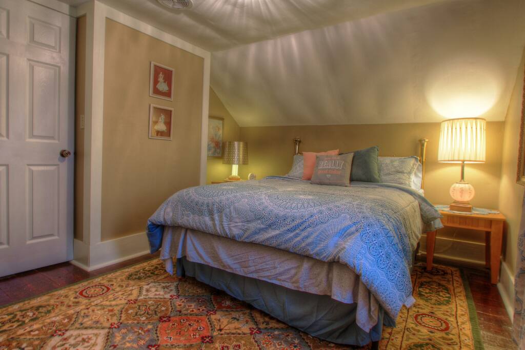 Upstairs second bedroom-queen bed