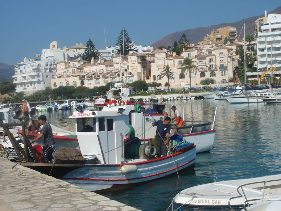 De haven van Estepona met het huis op de achtergrond