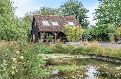 Cosy country cottage with chalk stream charm