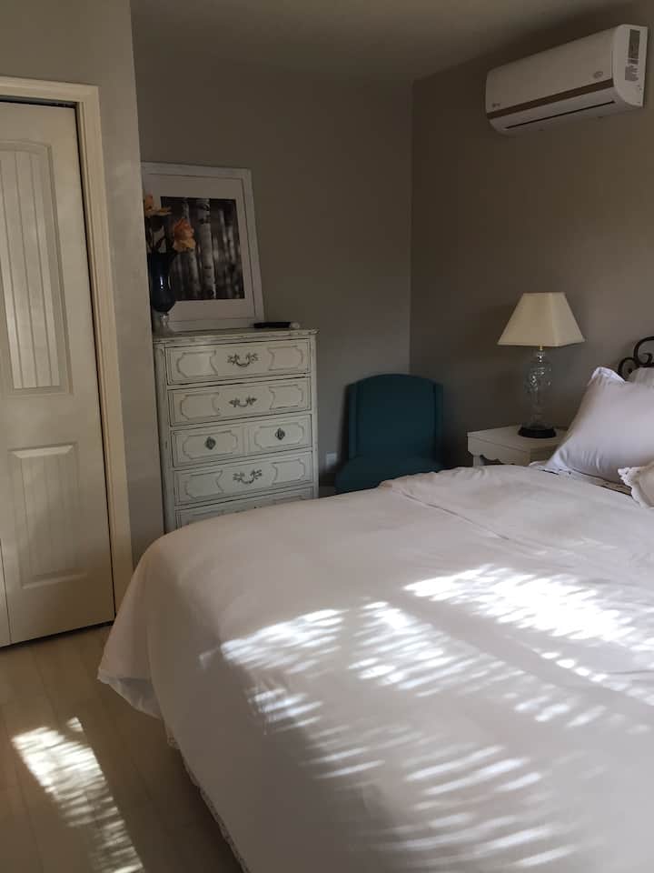 Cómoda cama tamaño king y un montón de almacenamiento en el dormitorio. 