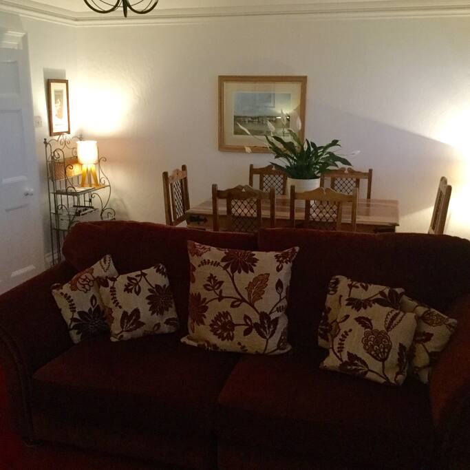 Dining area seats 6, great space to enjoy a meal with all the family