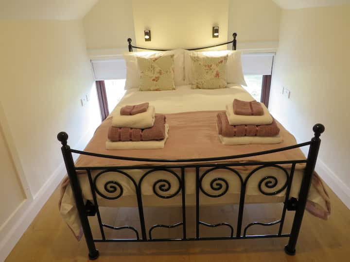 Habitación doble en la planta superior.  Esta habitación también tiene un cofre de cajones con Espejo de tocador y una barra de ropa con perchas