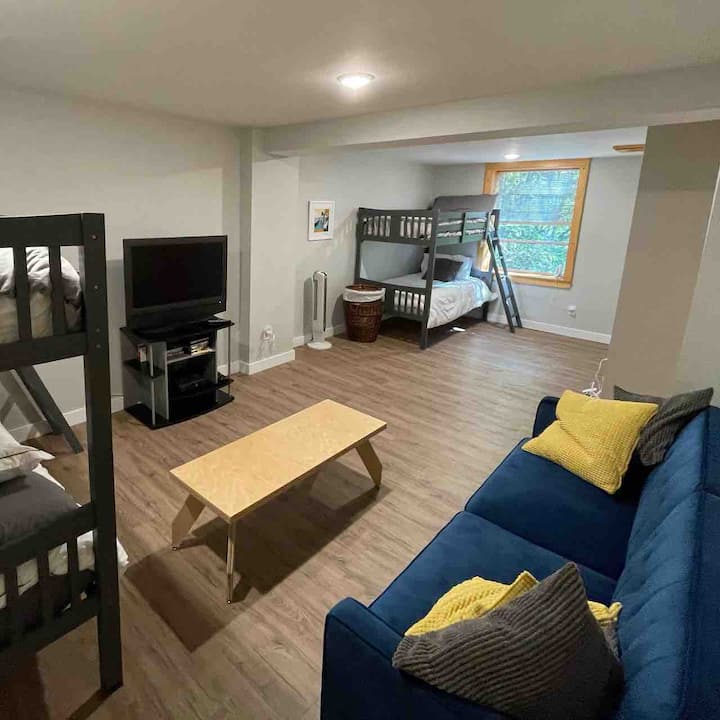 Suite infantil: dormitorio espacioso con 2 juegos de literas y un salón multimedia