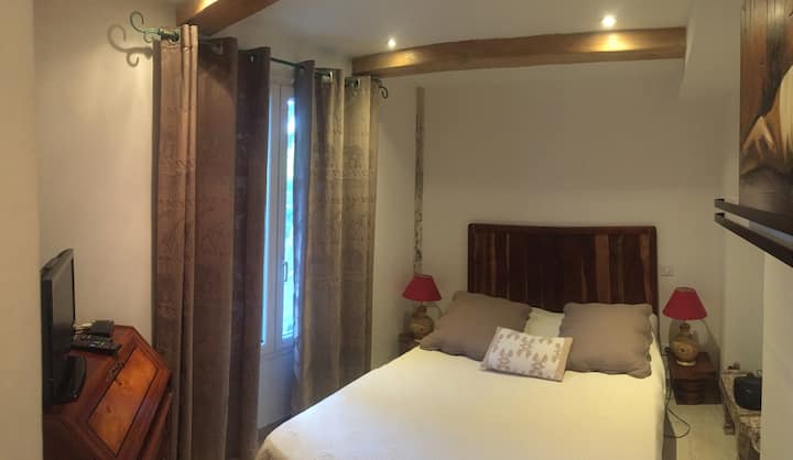 segunda habitación con TV y escritorio