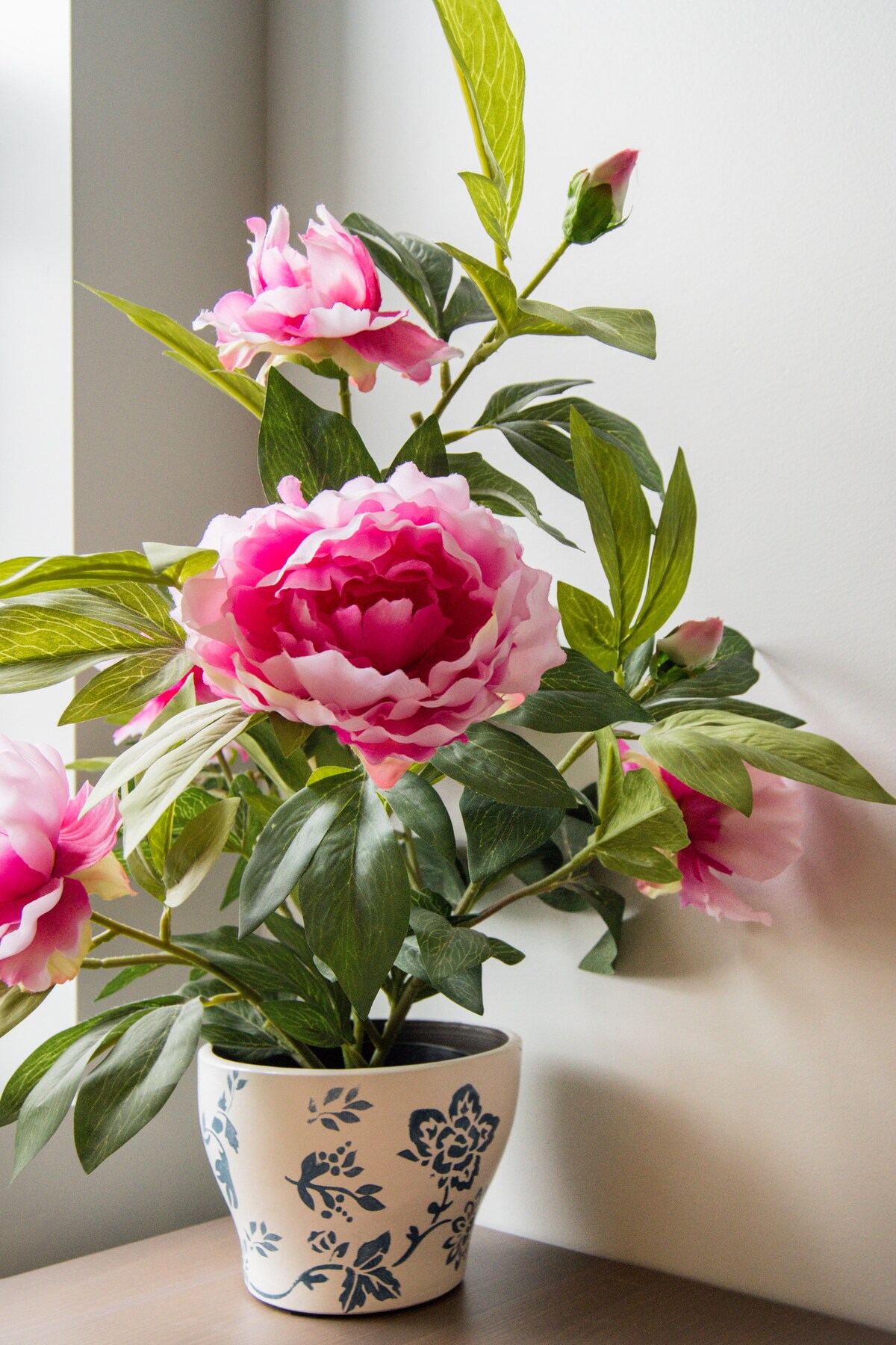 Pracovný stôl pri okne ... pretože niekedy stále  musíme pracovať aj na dovolenke!