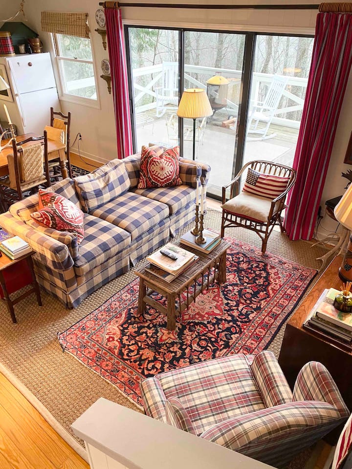 ผนังห้องนั่งเล่นของกระจกที่นำไปสู่ดาดฟ้าด้านบนหลัก 