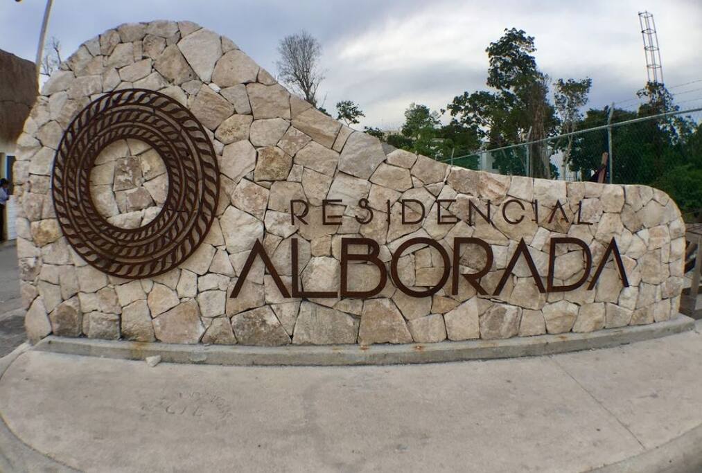 Fachada entrada principal al fraccionamiento.