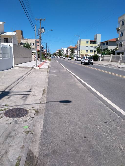 Rua larga e calçada