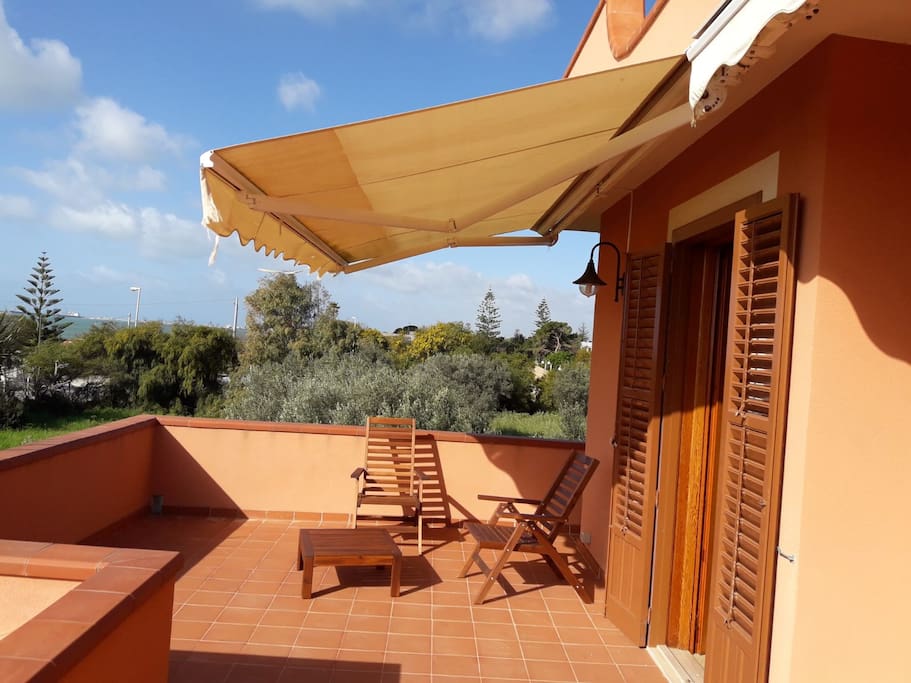 Il terrazzo attrezzato con vista mare