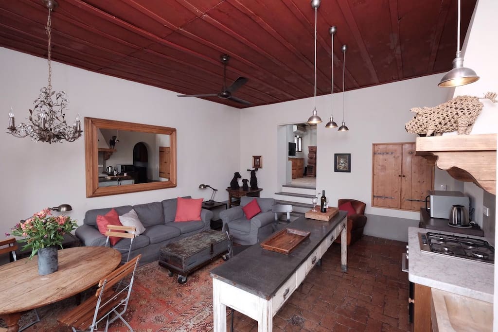 The kitchen and living area is spacious and homey, ideal for cookarounds!