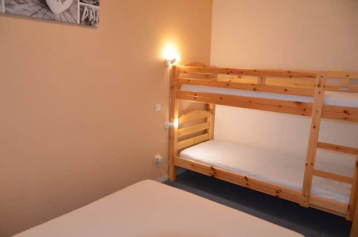 Dormitorio con 1 cama en 140 y 2 literas