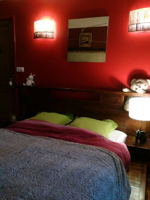 Grand lit avec literie neuf confortable
