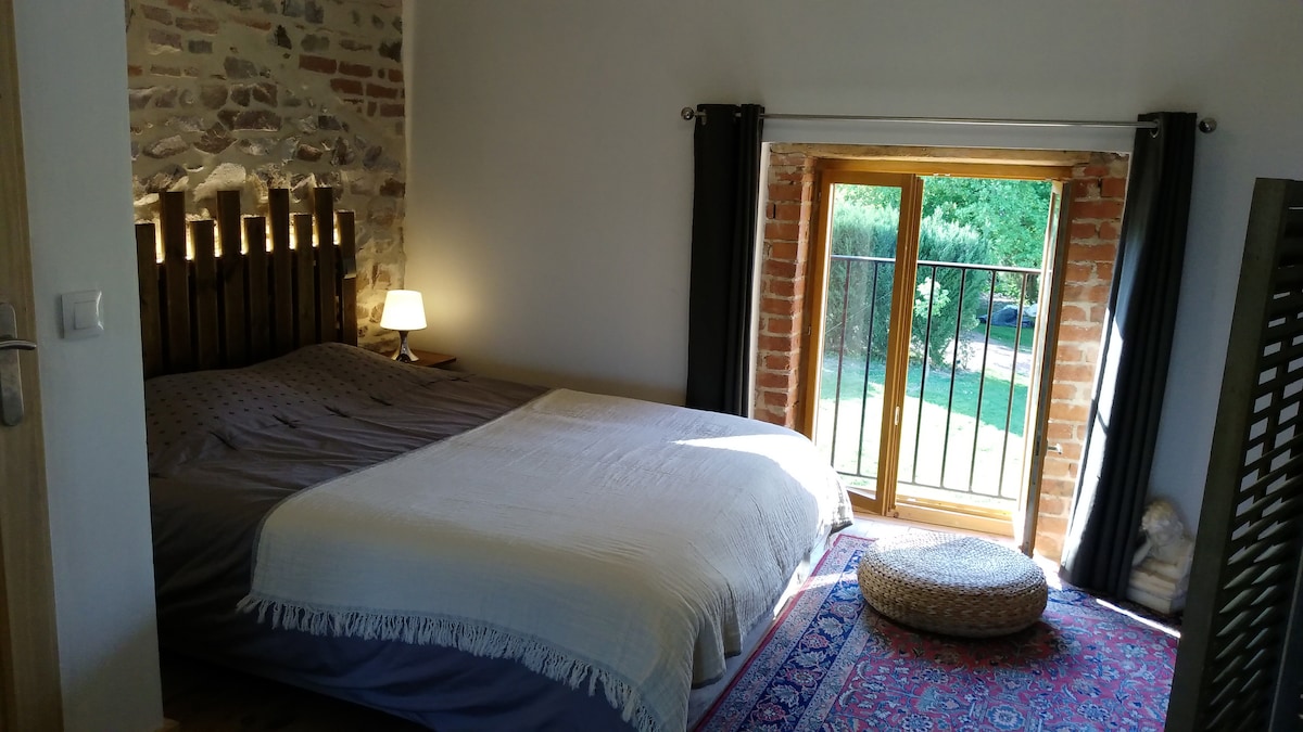 ห้องนอน 2 (25 ตารางเมตร) พร้อมวิวสวนโถสุขภัณฑ์ฝักบัวอาบน้ำและห้องสุขาแยกต่างหาก