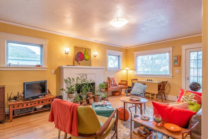 Cozy, Artsy St Johns Bungalow gallery image 4