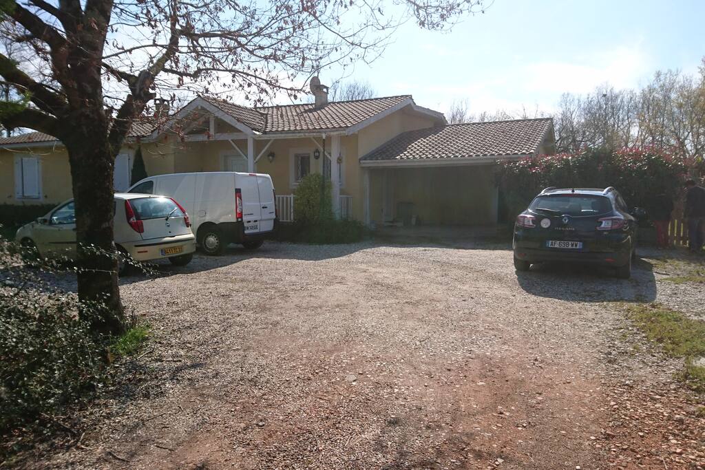 Possibilité de garer plusieurs voitures devant la maison