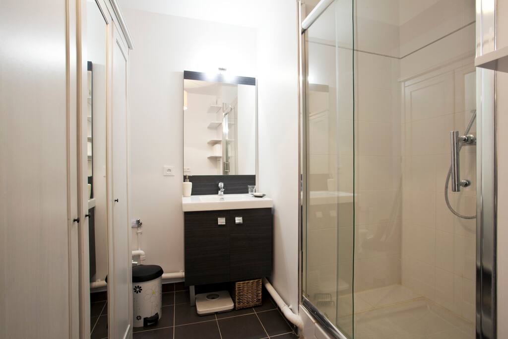 Salle de bain privative partagée avec une seconde chambre