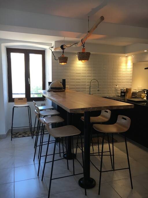 HUIT A TABLE