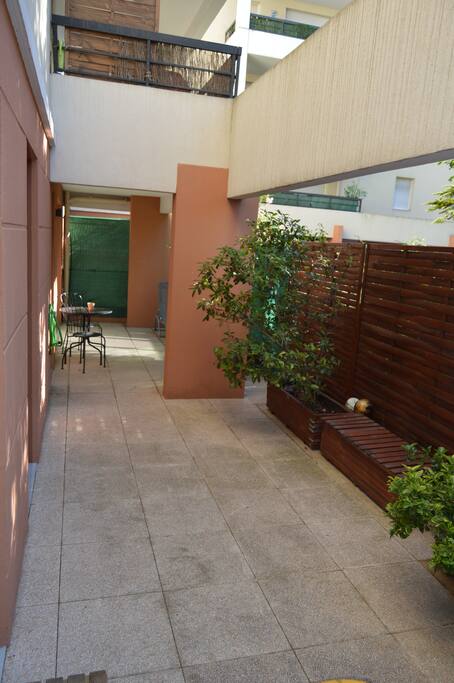 Agréable terrasse de 30M2 accessible par la chambre privée . Idéal pour prendre un petit déjeuner !