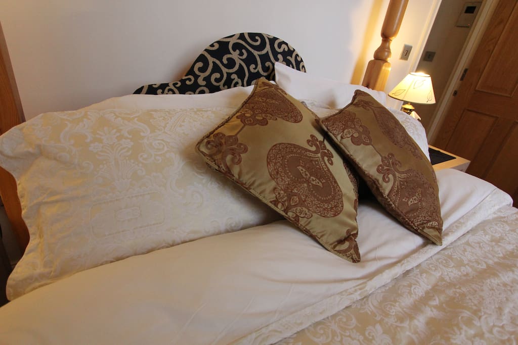 Uber comfy king sized 4 poster bed, egyptian linen.