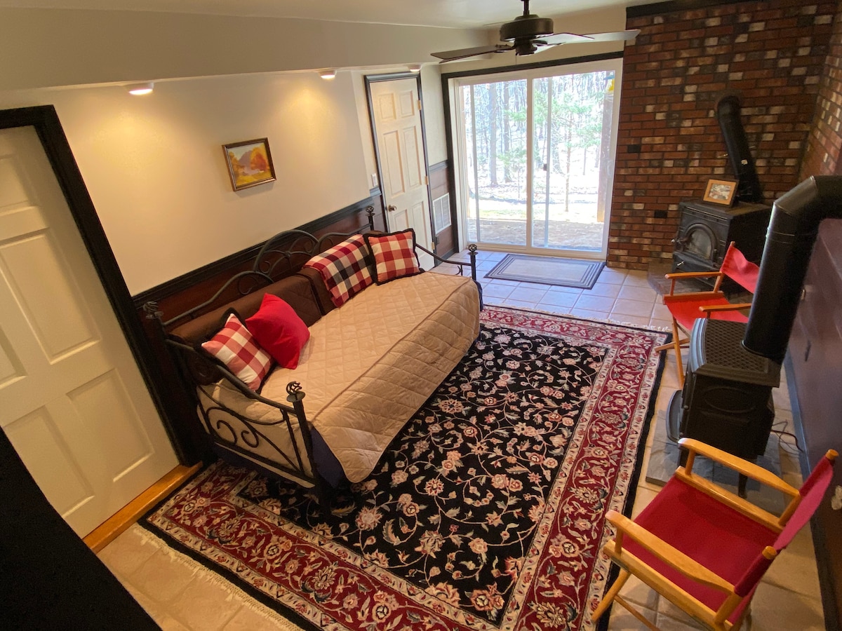 Dnevni krevet (dvostruki) s naramenicama (dvostruki) dostupnim na donjoj etaži putem stepenica ili vanjskih kliznih vrata. 