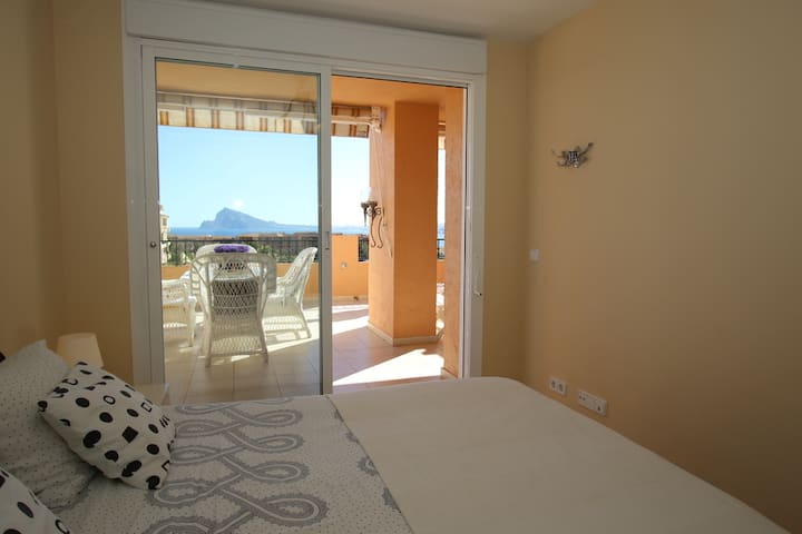 Mwonekano kutoka chumba kikuu cha kulala kuelekea Parque Natural de la Serra Gelada