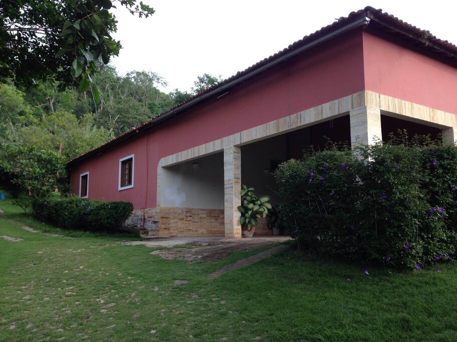 garagem e lateral da casa