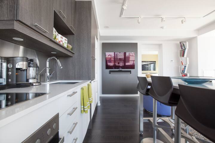 Unwind on the Private Terrace of a Downtown Oasis gallery image 4