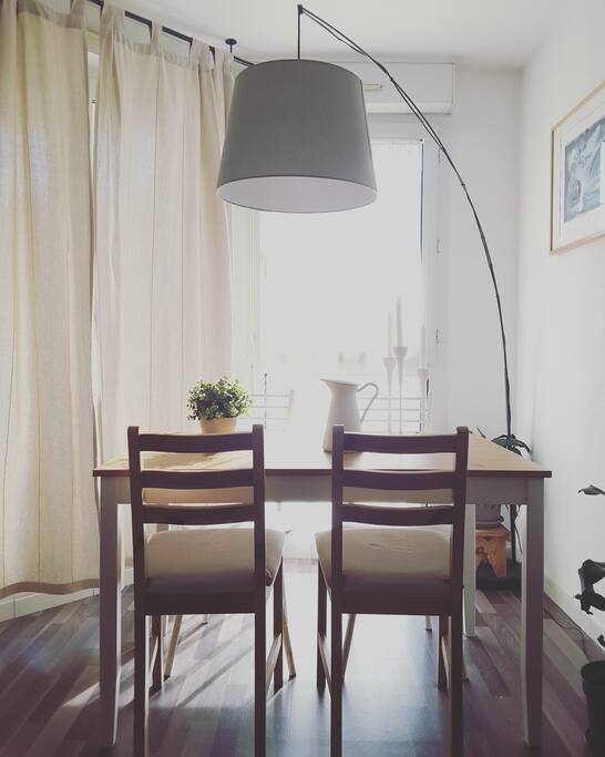 Une jolie table près de la terrasse pour des repas Toulousains entre amis ou en famille