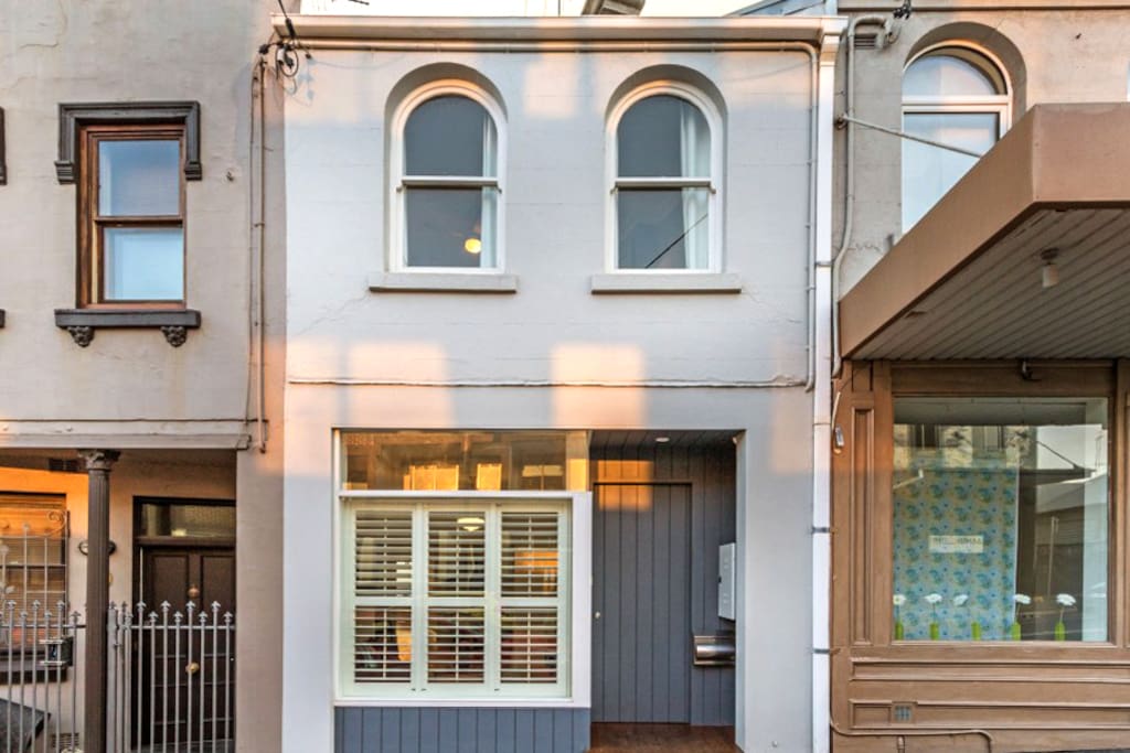 Close to all Darling Street and 10 mins to city