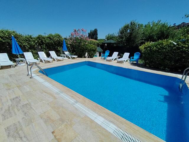 Villaferhat Tatil Evleri Havuzlu tripleks pembe gallery image 3