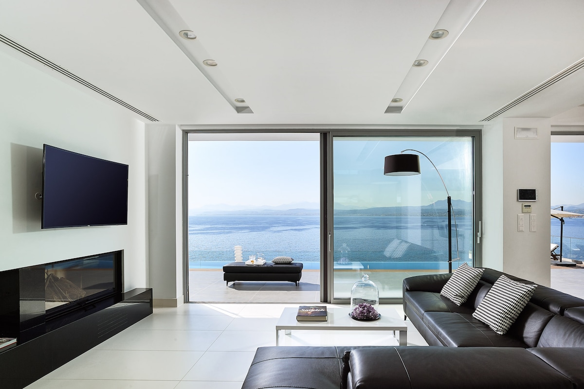 Гостиная с видом на море.