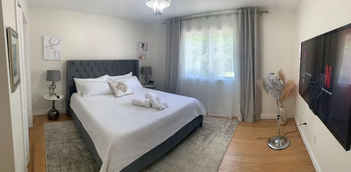 2nd Floor West Wing Cartier King chambre. Vue sur la fontaine et l'étang, rideaux occultants, placard, télévision connectée avec HBO, Disney+, Netflix, Hulu et haut-parleur intelligent pour la musique, les alarmes, les commandes d'éclairage, les actualités et la météo. Détecteur de fumée et de monoxyde de carbone. Chambre pour lit d'appoint (+ 85 $ )