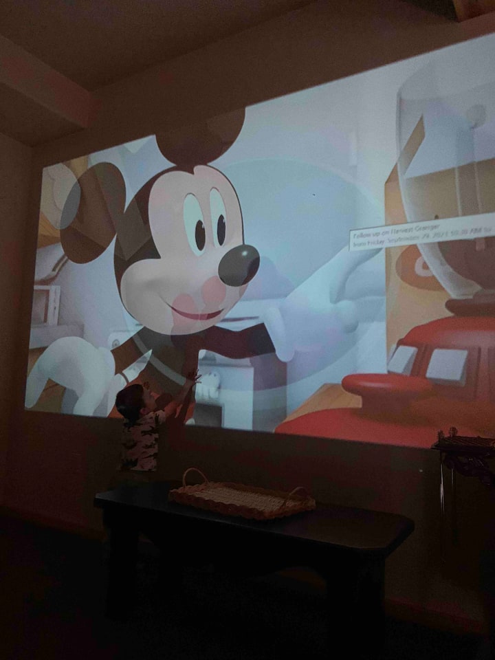 ברוכים הבאים לחדר הקולנוע שלנו! מה הייתם שמים על המסך הגדול? פוטבול? הרווק? סרטי חג המולד?

Roku מוגדר עם:
- HULU LIVE +
- דיסני +

תביאו שחקן משחק משלכם ותחברו את זה! אחי תמיד מביא את ה - PS5 שלו כדי ליהנות בהפסקה