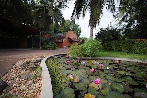 Intimate & luxuriant garden home
