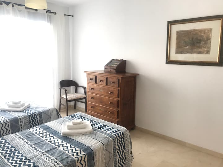 Hlavná spálňa s prirodzeným svetlom, šatníkom a vstavaným šatníkom.