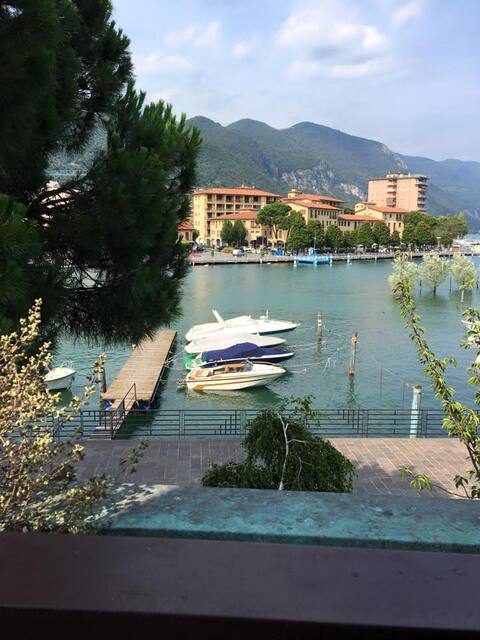 Appartment with pool. First row to the lake