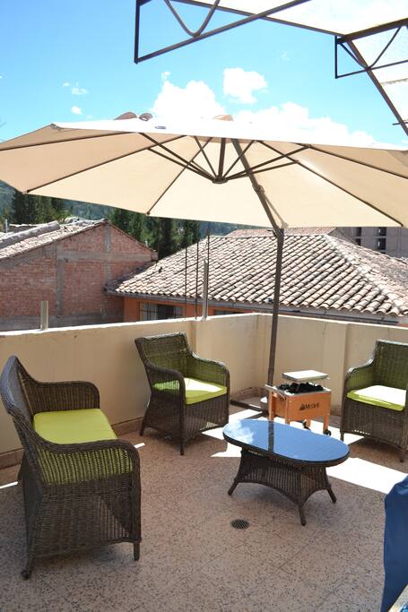 Este es el espacio de la azotea, cuenta con un toldo y muebles, bastante comodo para pasar un rato con los amigos, tomando bebidas frias y preparando carne a la parrila.